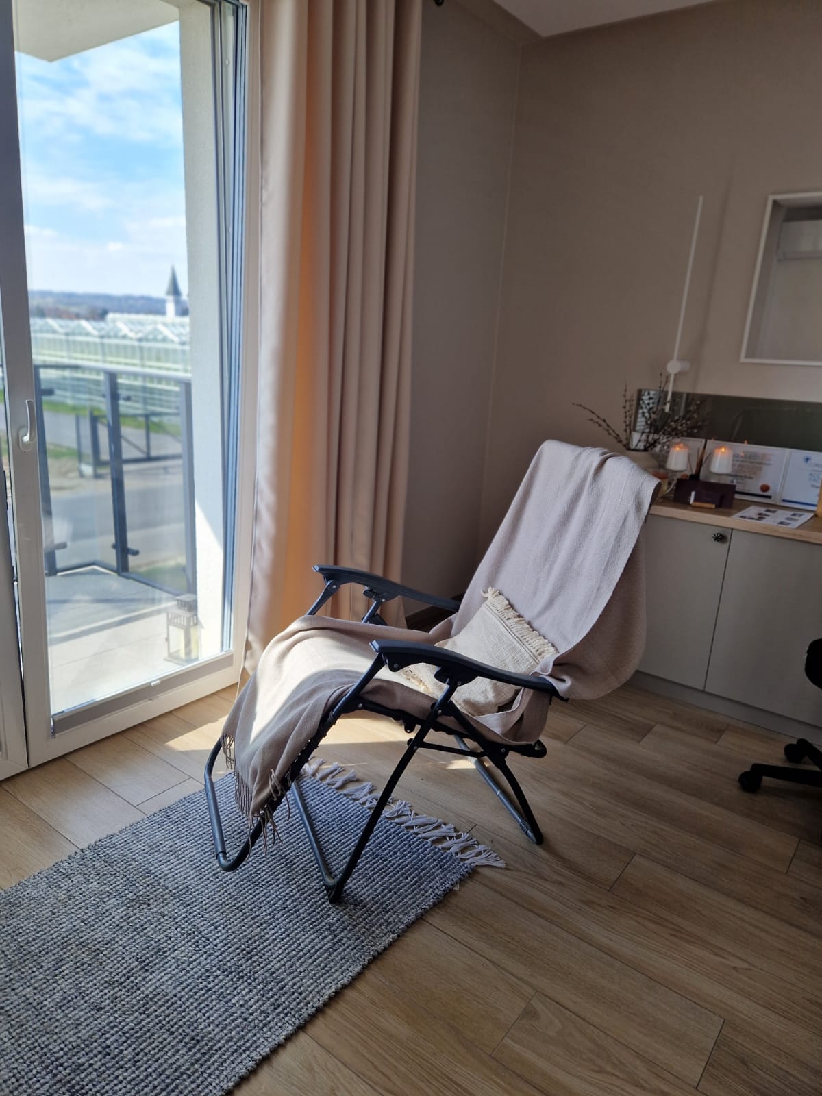Kącik relaksu z leżakiem i widokiem na balkon – Przestrzeń Ciała