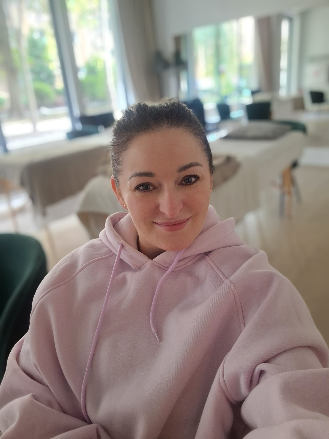 Magdalena Życka – portret w jasnym wnętrzu