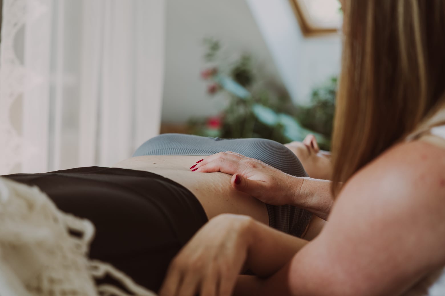 Detal sesji masażu holistycznego – delikatny dotyk Mocy Dotyku