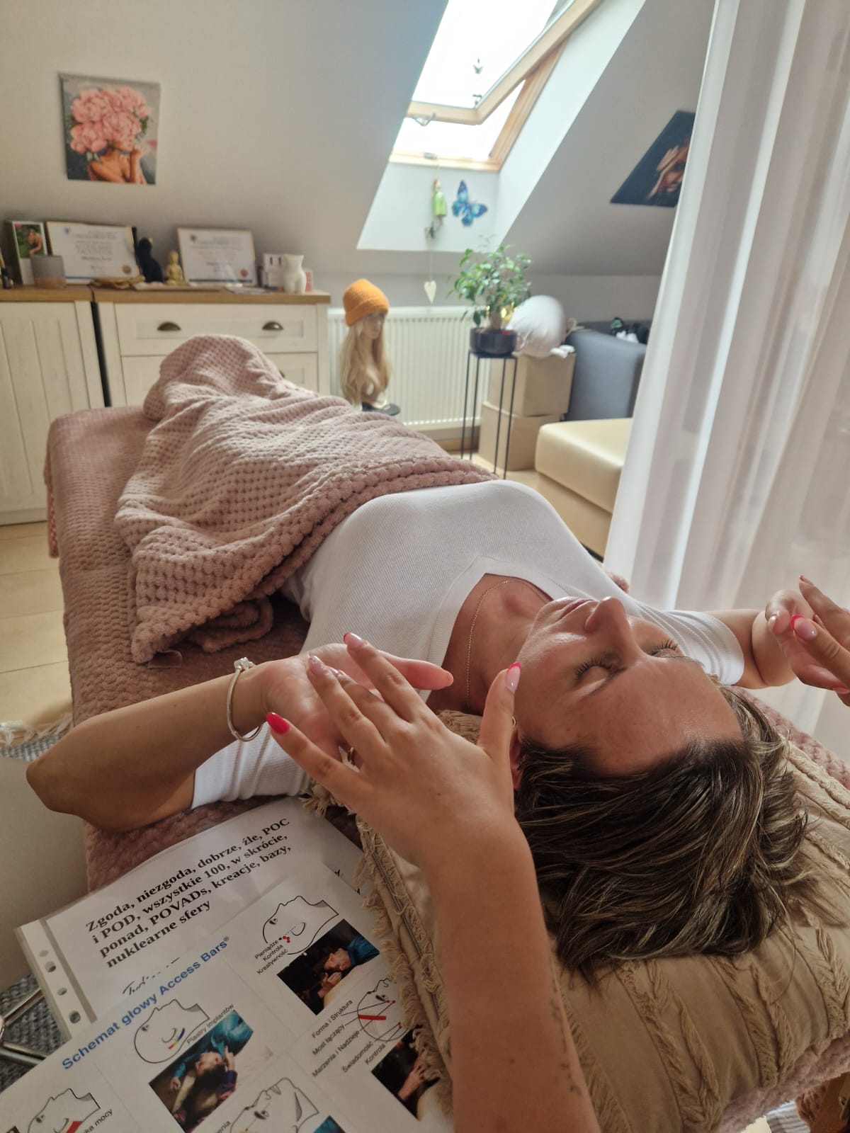 Sesja Access Bars – klientka z opaską w trakcie zabiegu