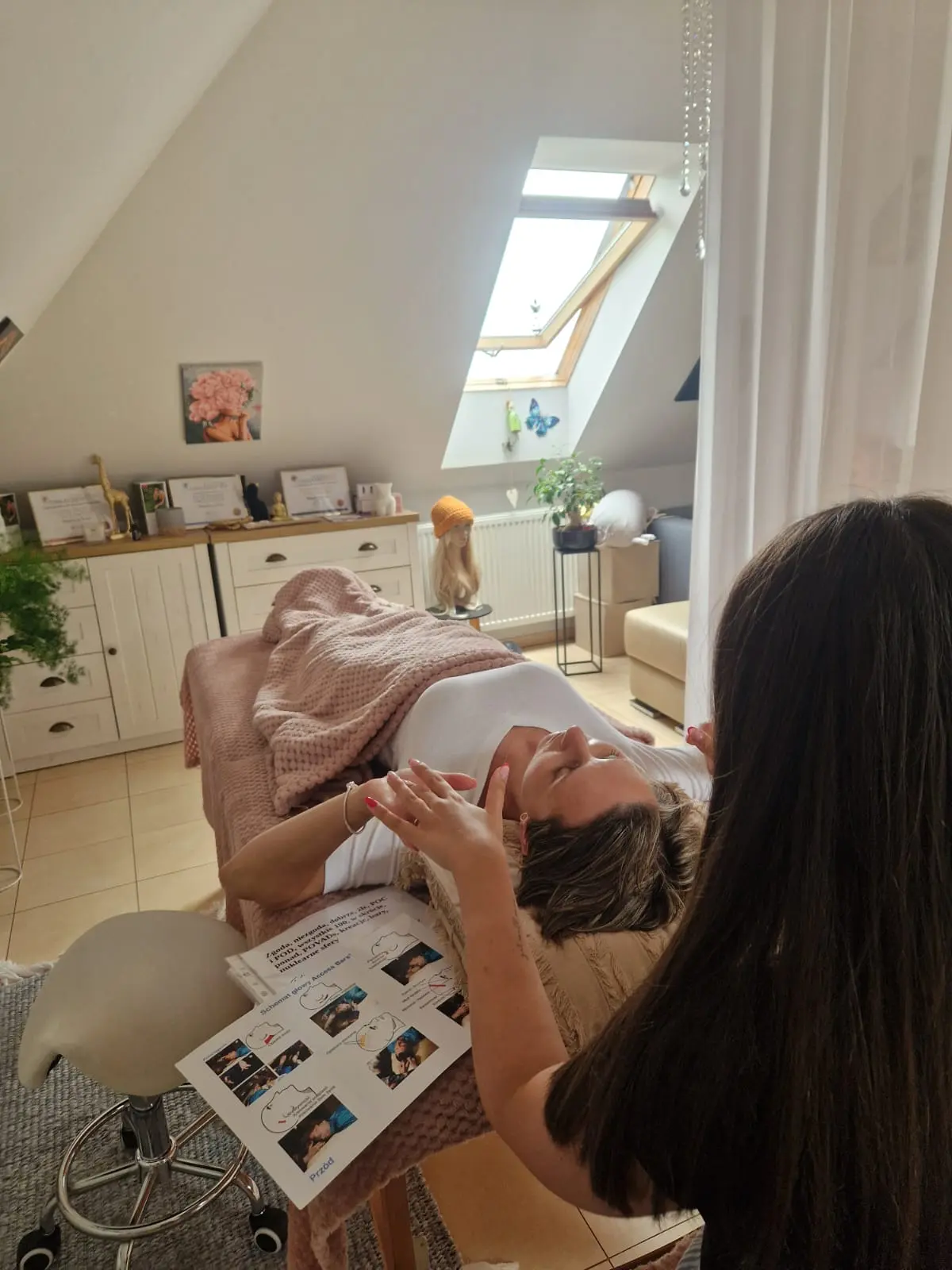 Sesja masażu holistycznego – Magdalena Życka w pracy z klientką