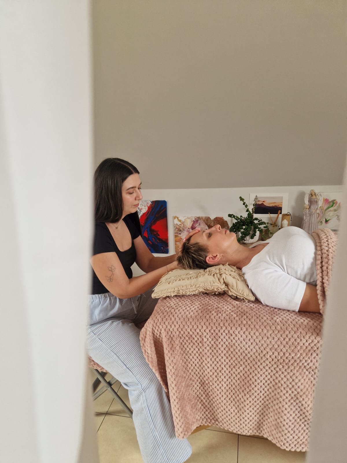 Sesja masażu w gabinecie Moc Dotyku – Magdalena Życka w pracy